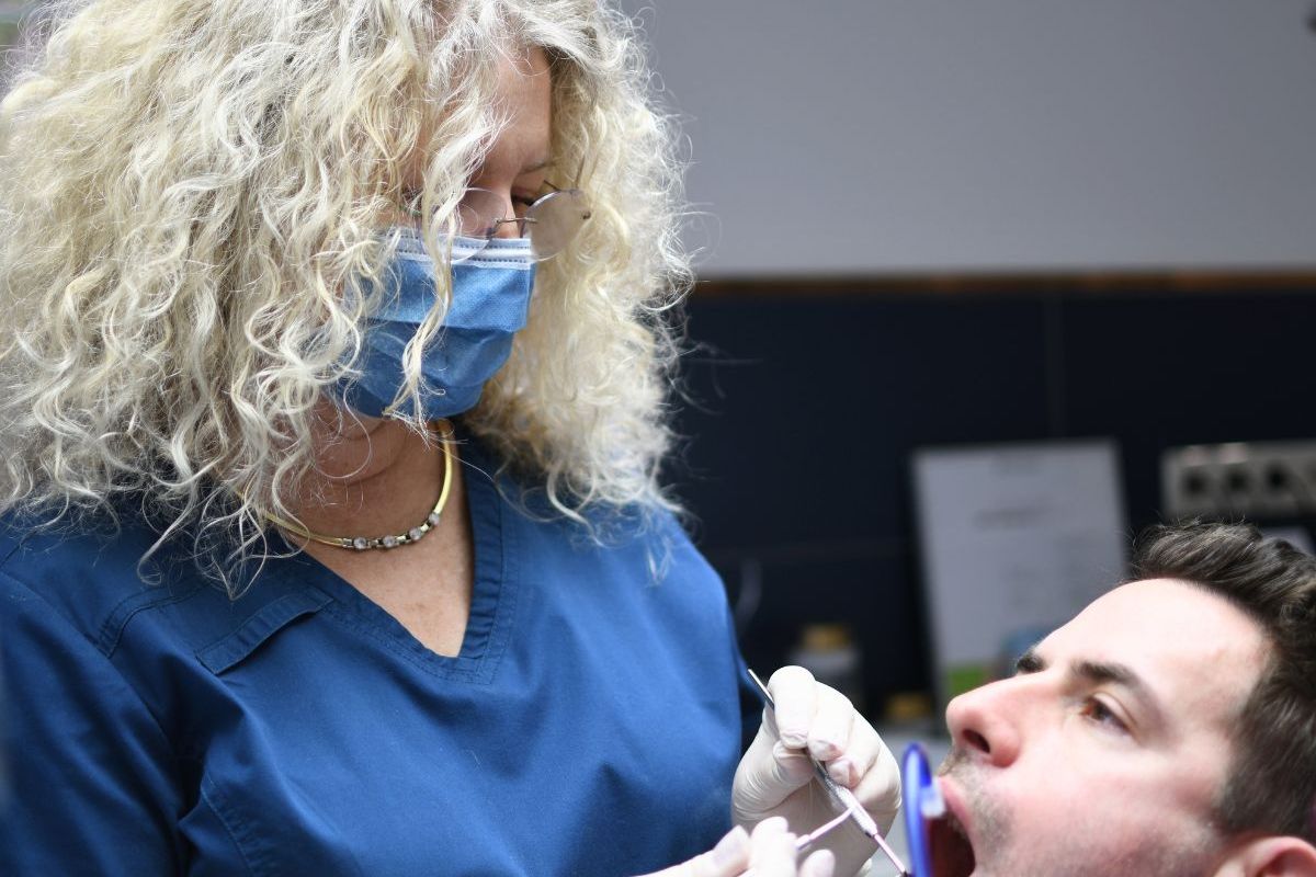 Zahnärztliche Behandlung Dental-Lux